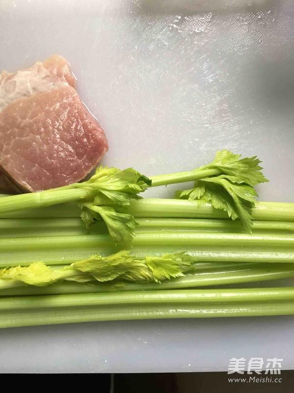 皮薄馅大版芹菜猪肉饺的做法步骤：1