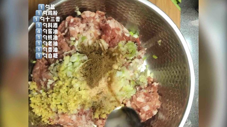 流口水的猪肉馅包子的做法步骤：1