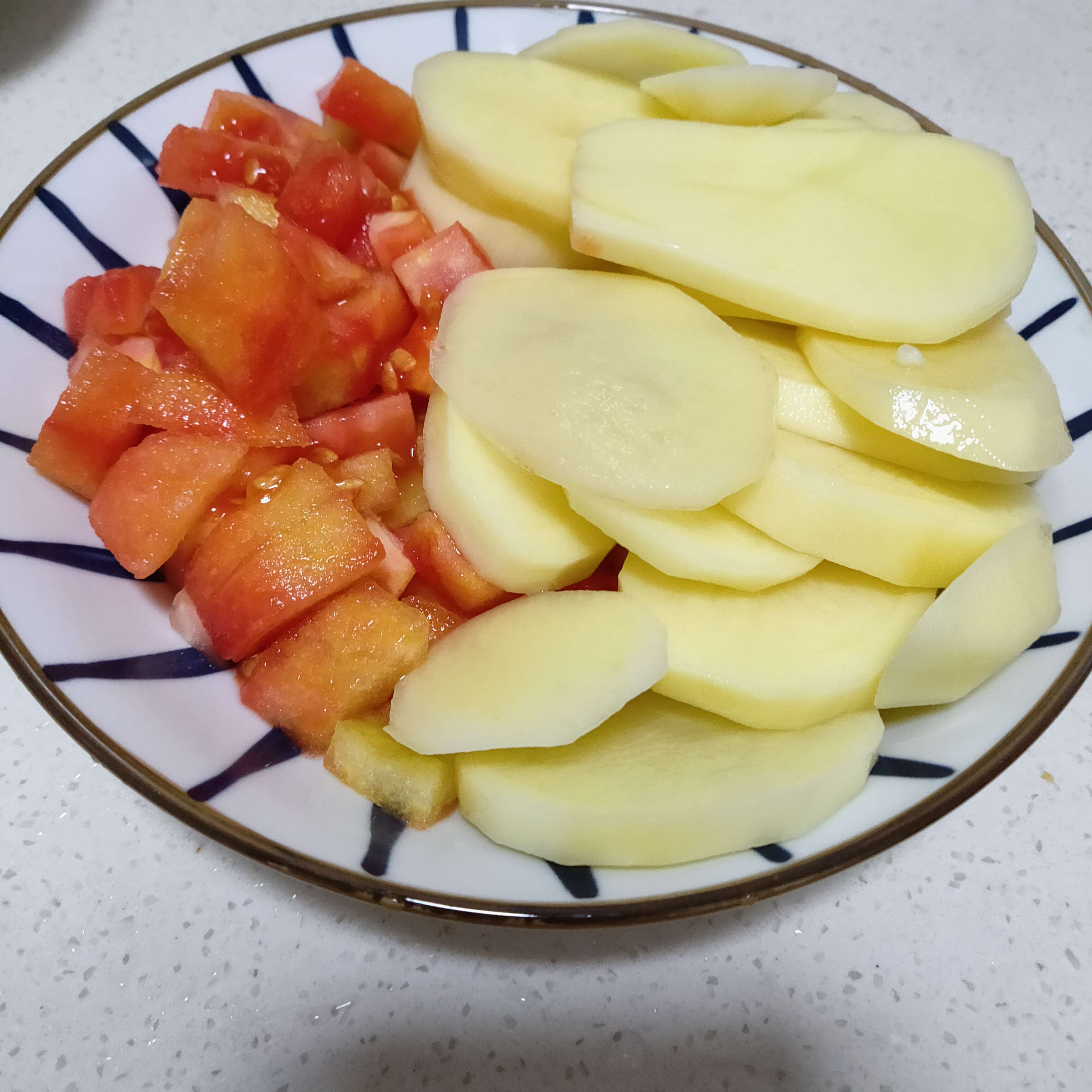 番茄炒土豆的做法步骤：1