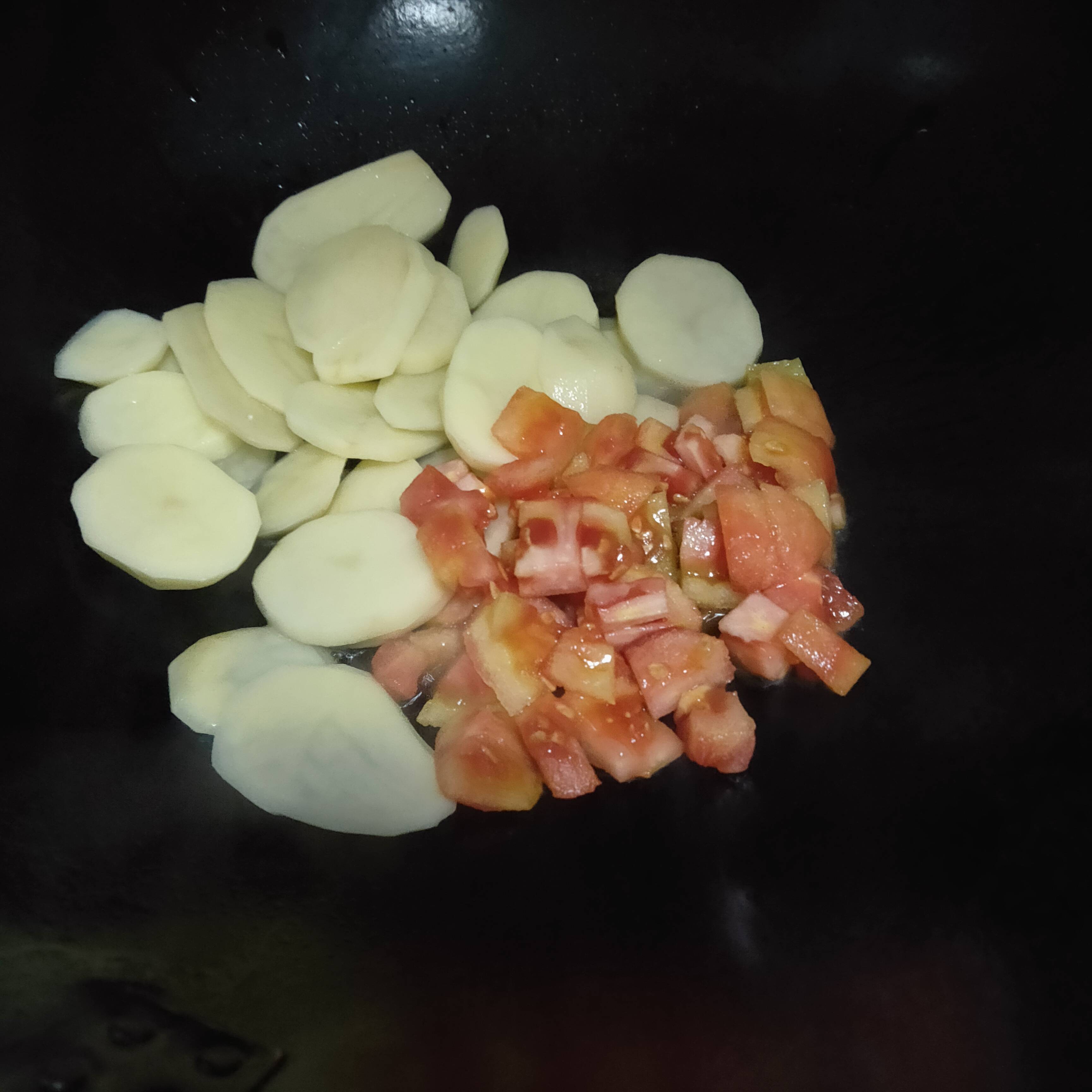 番茄炒土豆的做法步骤：2