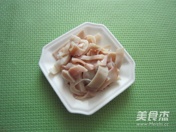 鱿鱼干莲藕猪骨汤的做法步骤：1