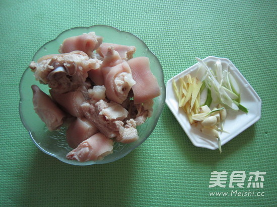 沙姜白切猪手的做法步骤:3