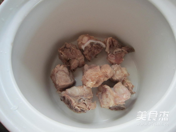 鱿鱼干莲藕猪骨汤的做法步骤：3