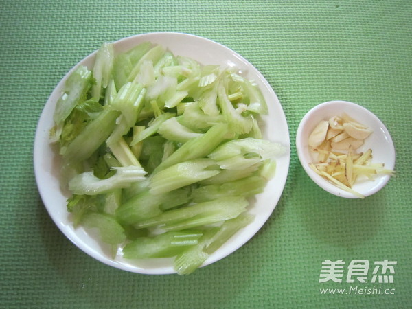 西芹炒牛肉的做法步骤:2