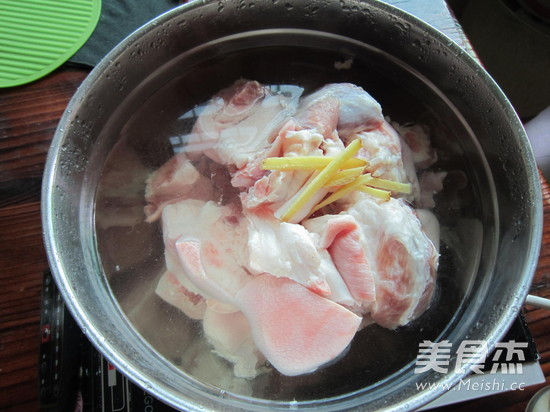 沙姜白切猪手的做法步骤:2