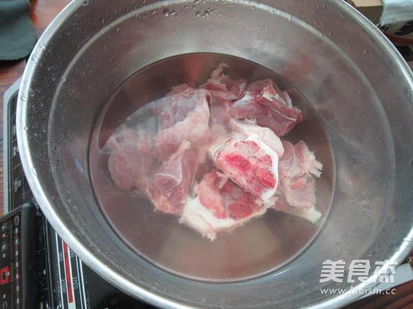 鱿鱼干莲藕猪骨汤的做法步骤：2