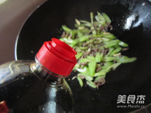西芹炒牛肉的做法步骤:7