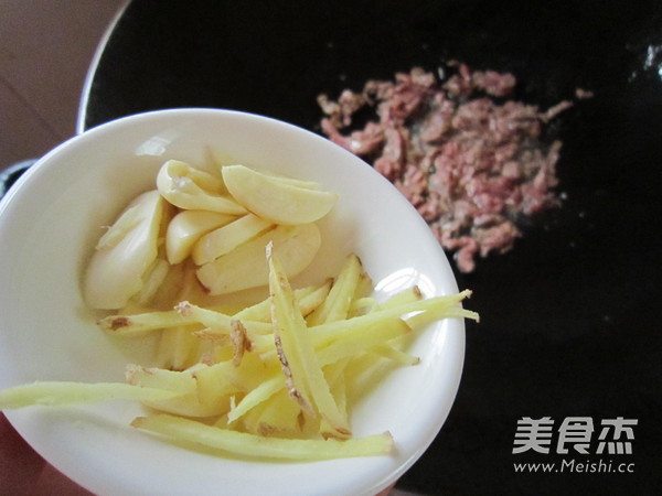 西芹炒牛肉的做法步骤:5