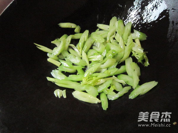 西芹炒牛肉的做法步骤:3