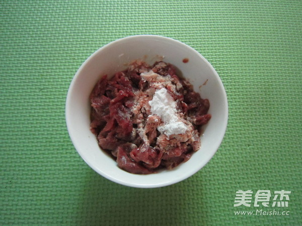 西芹炒牛肉的做法步骤：1