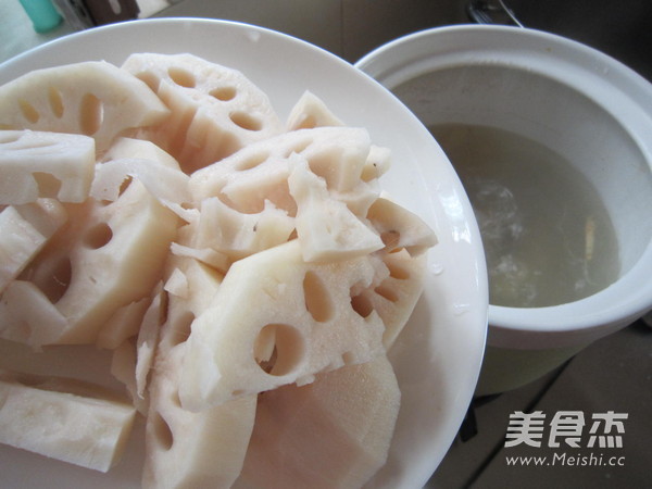 鱿鱼干莲藕猪骨汤的做法步骤：9