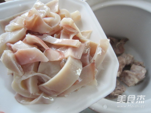 鱿鱼干莲藕猪骨汤的做法步骤：4