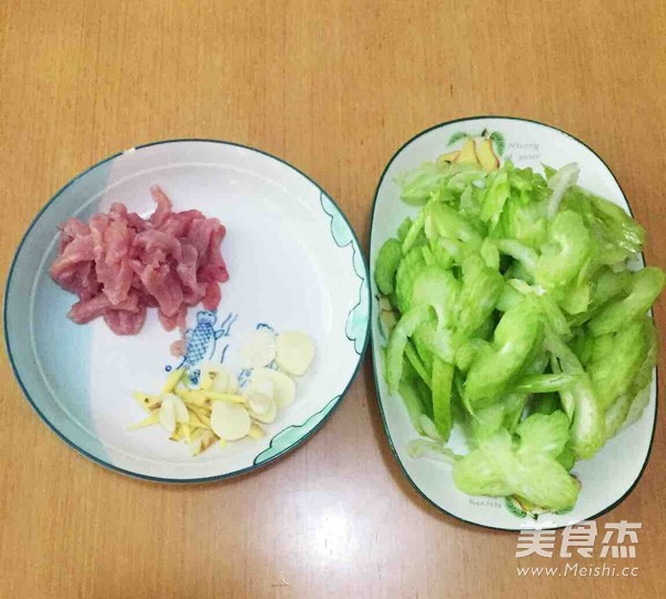 芹菜炒肉丝的做法步骤:2