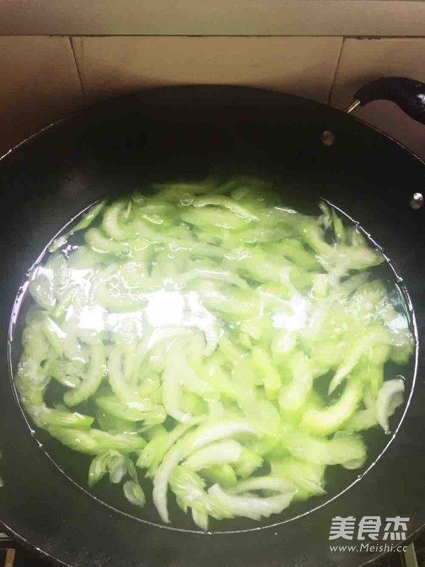 芹菜炒肉丝的做法步骤:4