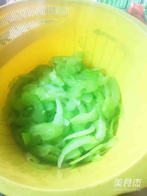 芹菜炒肉丝的做法步骤:5