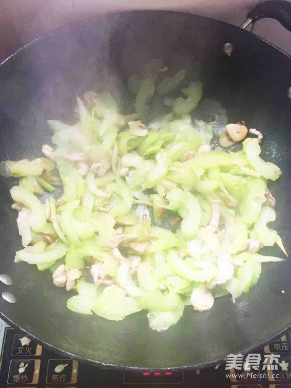 芹菜炒肉丝的做法步骤:8