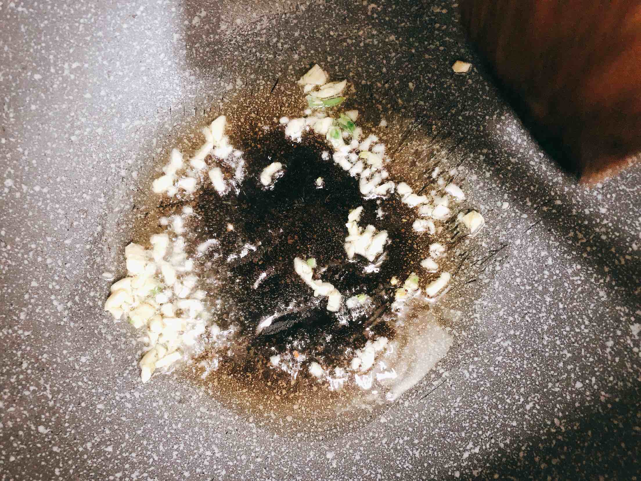 青椒炒香干的做法步骤：2