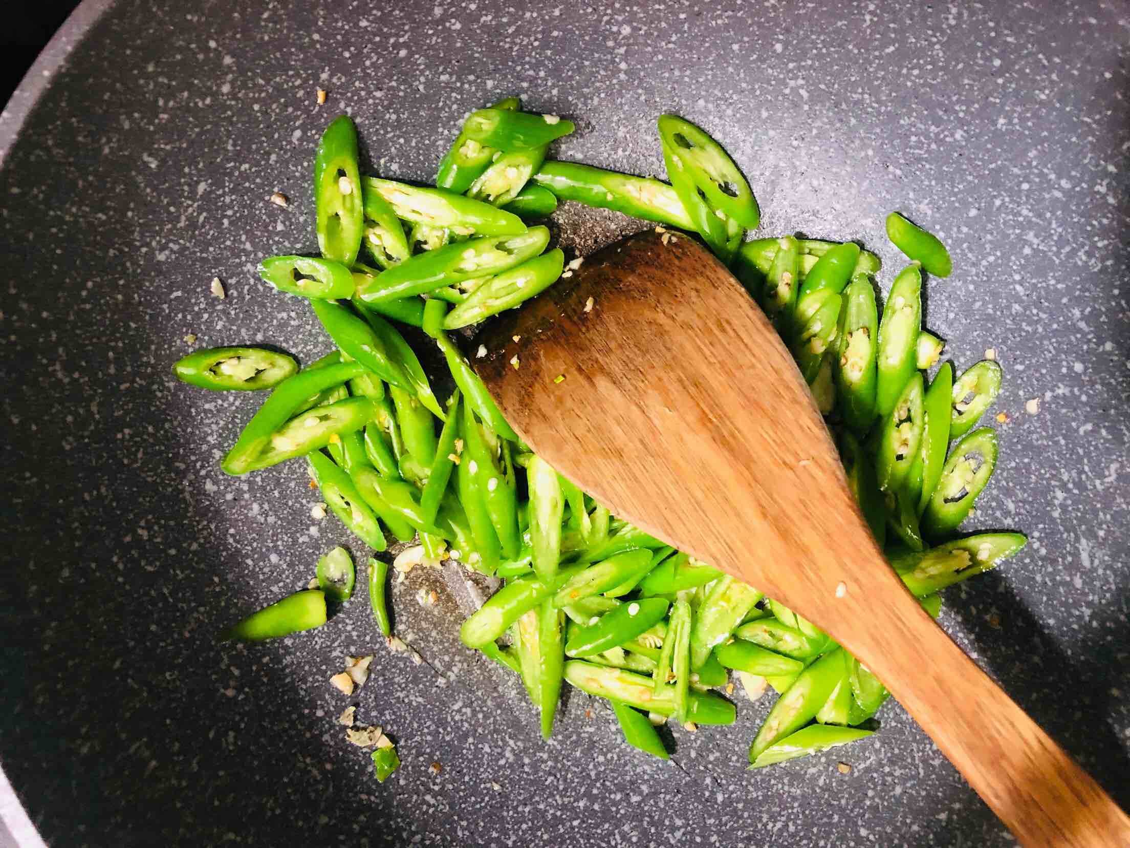 青椒炒香干的做法步骤：3