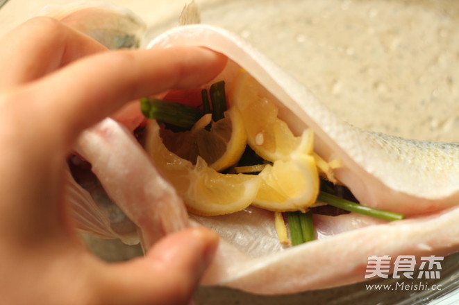 柠檬烤鲈鱼的做法步骤:7