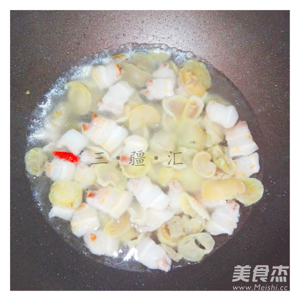 变态辣干土豆片炖五花肉的做法步骤:8