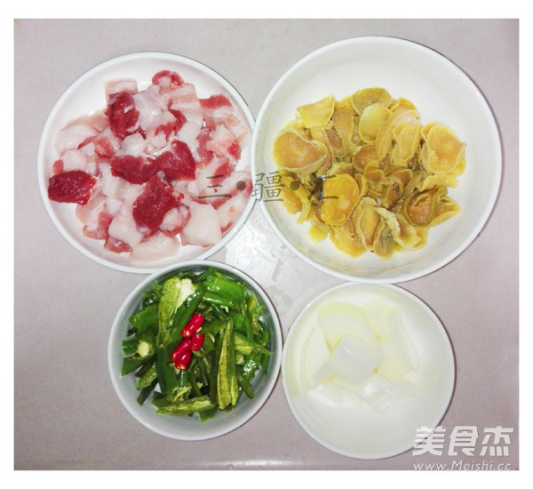变态辣干土豆片炖五花肉的做法步骤:2