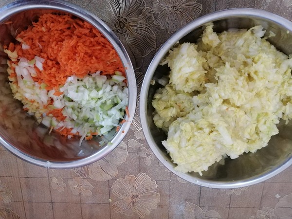 白菜猪肉饺子的做法步骤：2