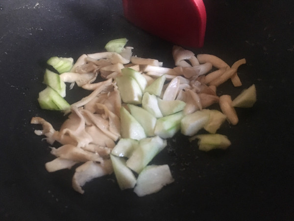 鲜蘑丝瓜鸡蛋汤的做法步骤:5