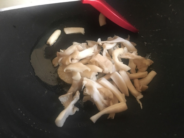 鲜蘑丝瓜鸡蛋汤的做法步骤:4
