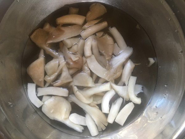 鲜蘑丝瓜鸡蛋汤的做法步骤：1