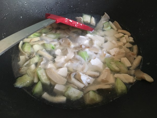 鲜蘑丝瓜鸡蛋汤的做法步骤:7