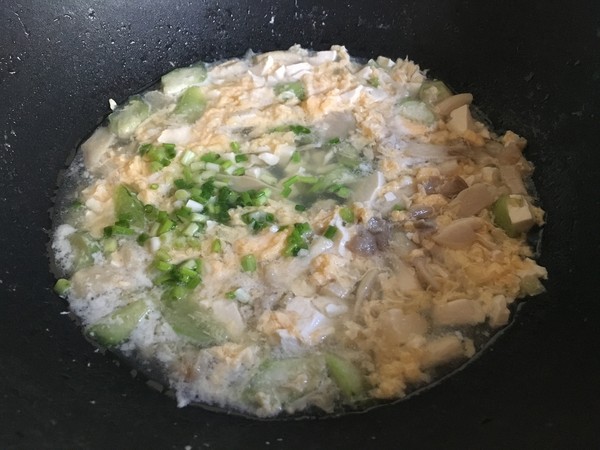 鲜蘑丝瓜鸡蛋汤的做法步骤:9