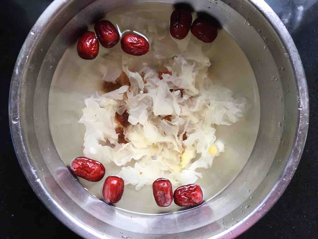 桃胶银耳羹的做法步骤：1