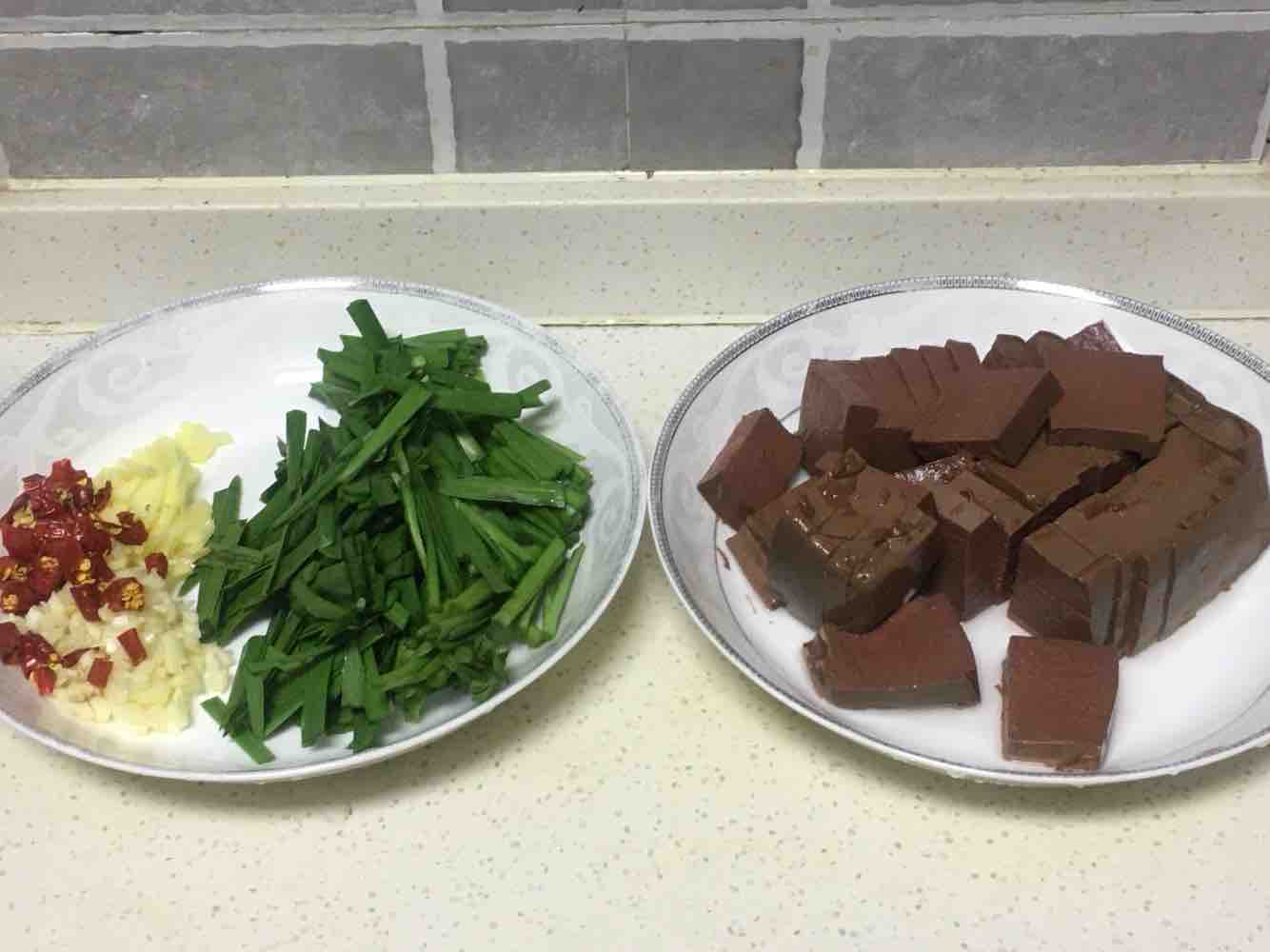 韭菜炒鸭血的做法步骤：1