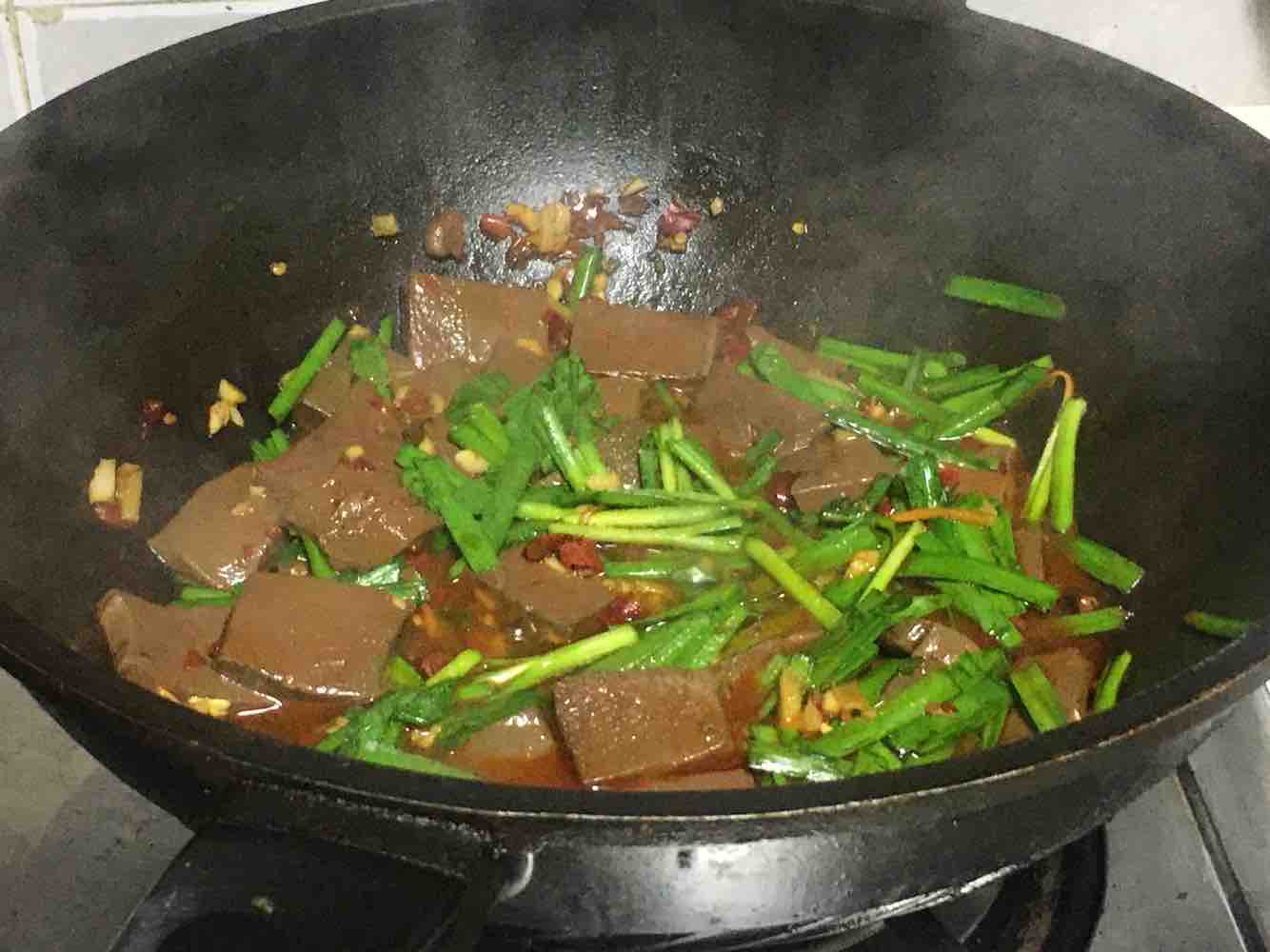 韭菜炒鸭血的做法步骤:5