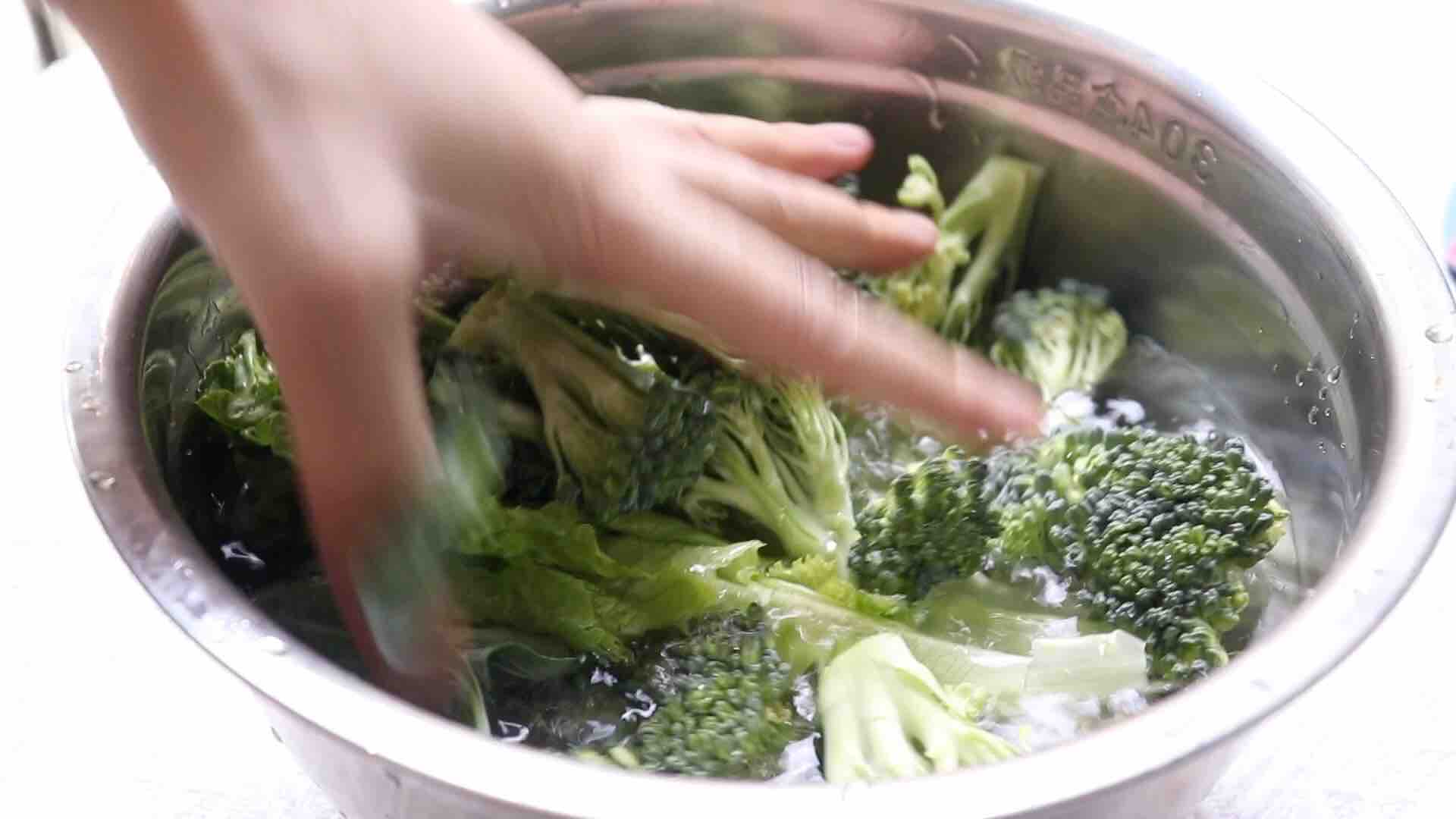 鸡胸肉蔬菜沙拉的做法步骤：2