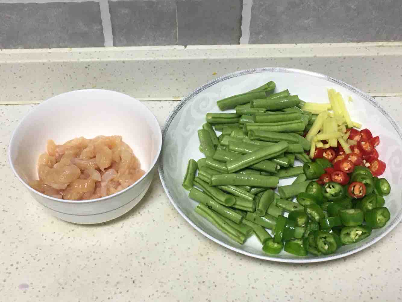 四季豆鸡胸肉炒面的做法步骤：1