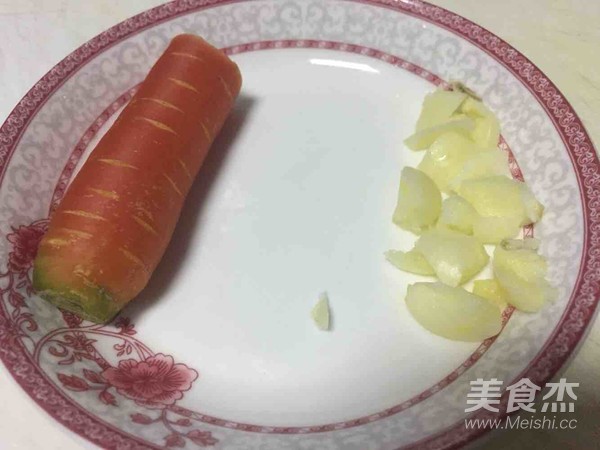 胡萝卜蛋炒饭的做法步骤：1