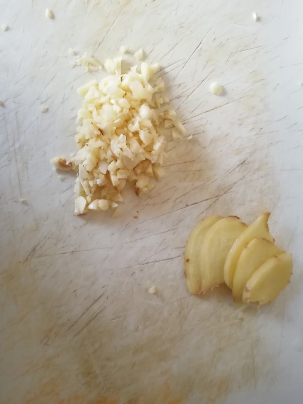 剁椒蒜香鸡爪(蒸)的做法步骤:2