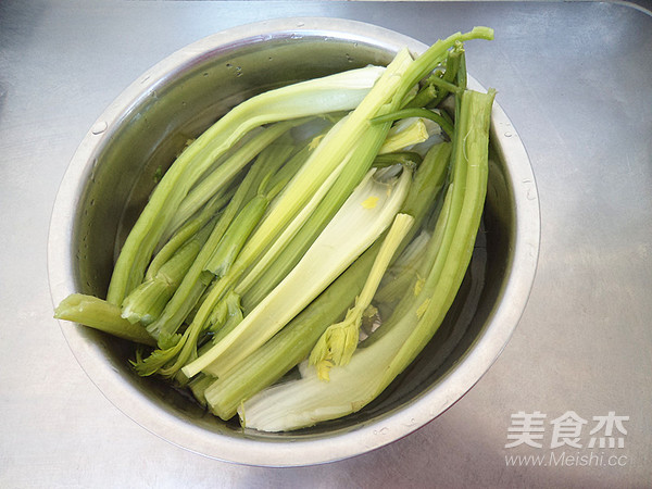 芹菜猪肉馅水饺的做法步骤：2