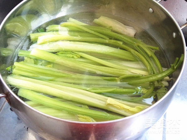 芹菜猪肉馅水饺的做法步骤：3