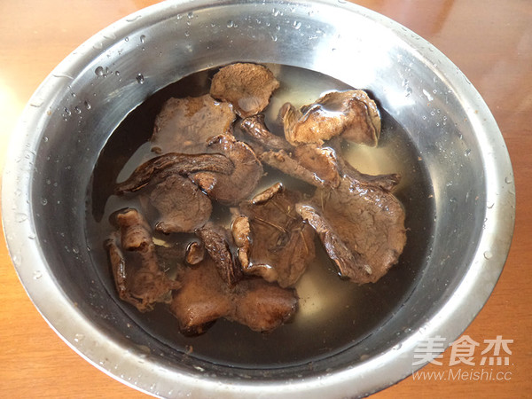榛蘑炒白菜的做法步骤：1