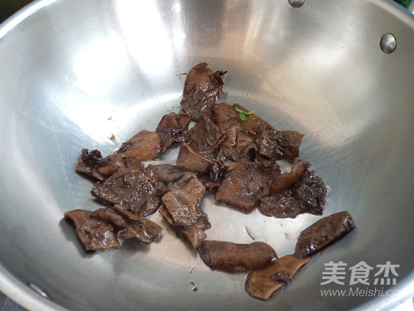 榛蘑炒白菜的做法步骤:6