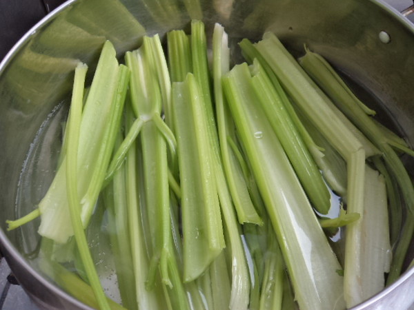 芹菜木耳猪肉馅水饺的做法步骤：3