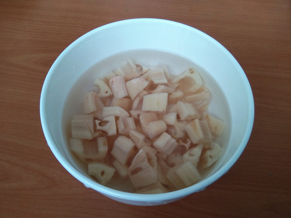 酸辣莲藕丁的做法步骤:2