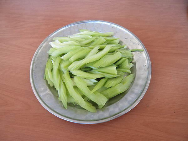 豆皮炒芹菜的做法步骤：3