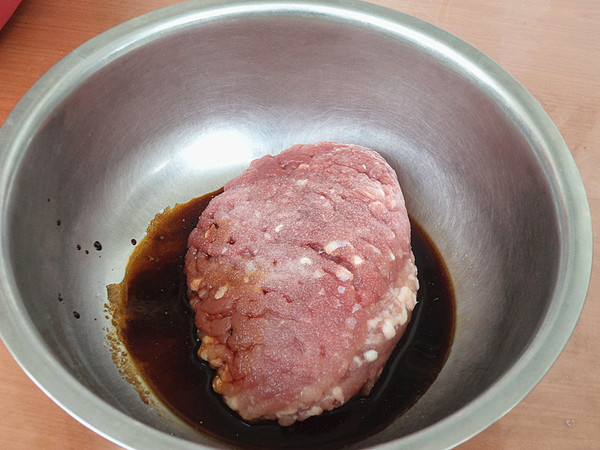 小白菜猪肉馅水饺的做法步骤：1