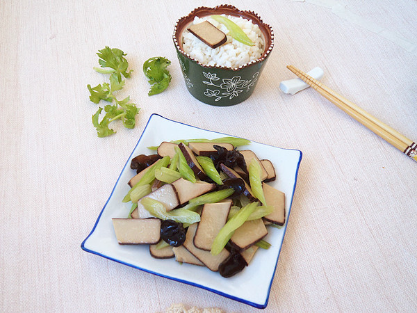 西芹鸡蛋干的做法步骤：8