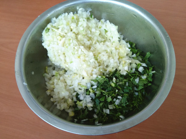 香菜鸡蛋白菜馅煎饺的做法步骤:4