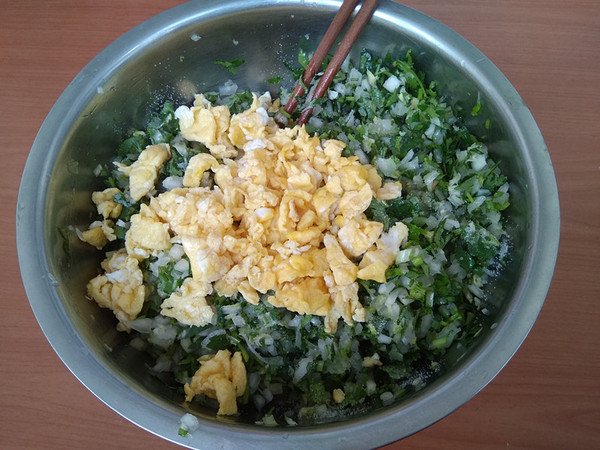 香菜鸡蛋白菜馅煎饺的做法步骤:5