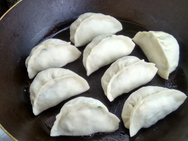香菜鸡蛋白菜馅煎饺的做法步骤:8